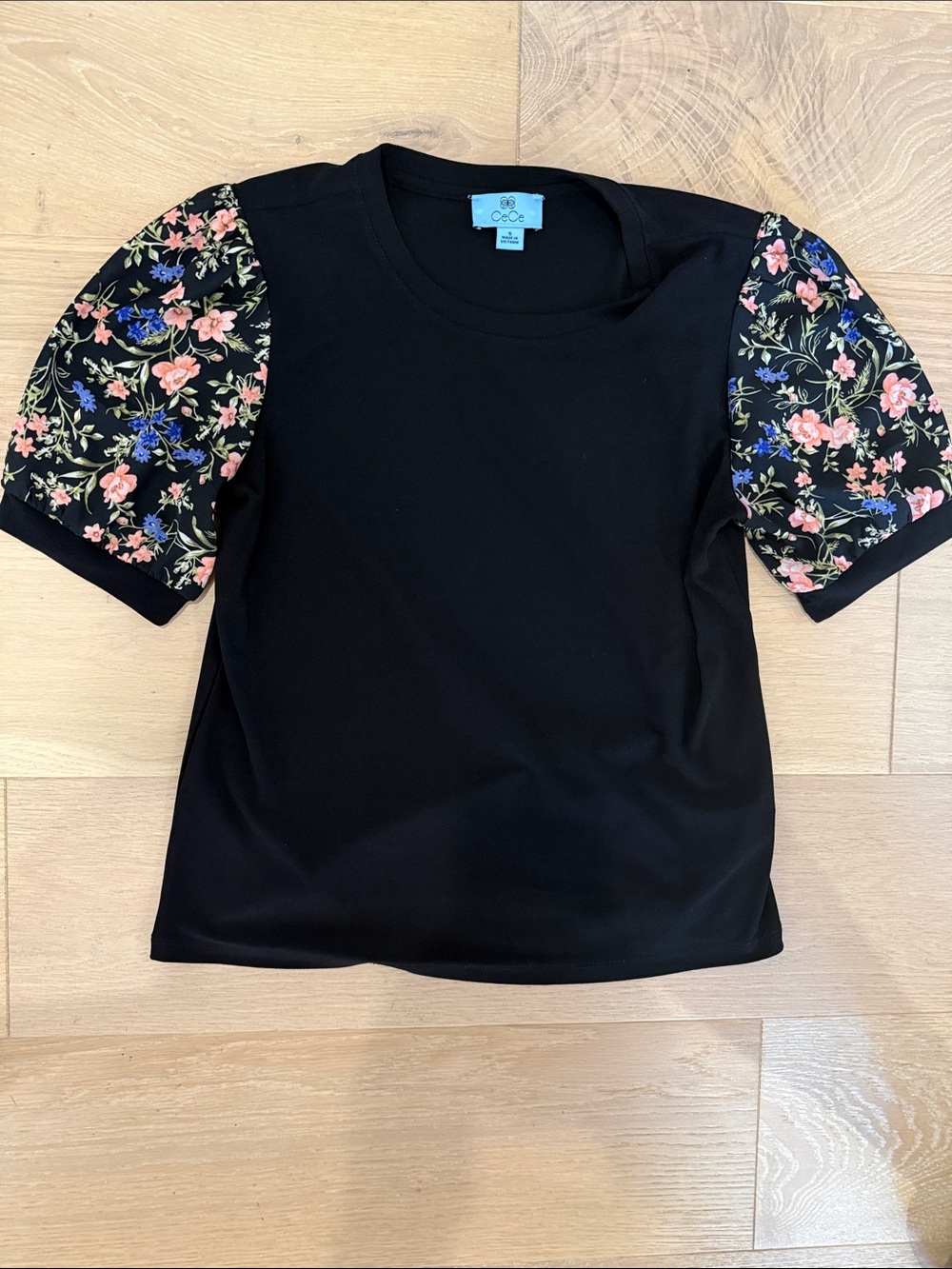 CeCe Black Women’s Short Sleeve Top with  Floral Puff Sleeves size S